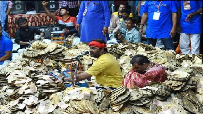 gujarat-people-brought-roti-patan-hanuman-temple-bhajan-program-kirtidan-gadhvi-video