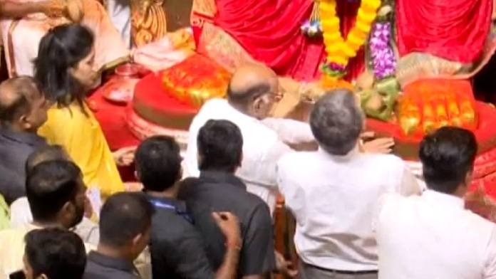 sharad pawar at lalbaugcha raja 